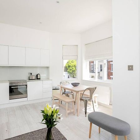 Guestready - West Kensington Home W/Balcony ลอนดอน ภายนอก รูปภาพ
