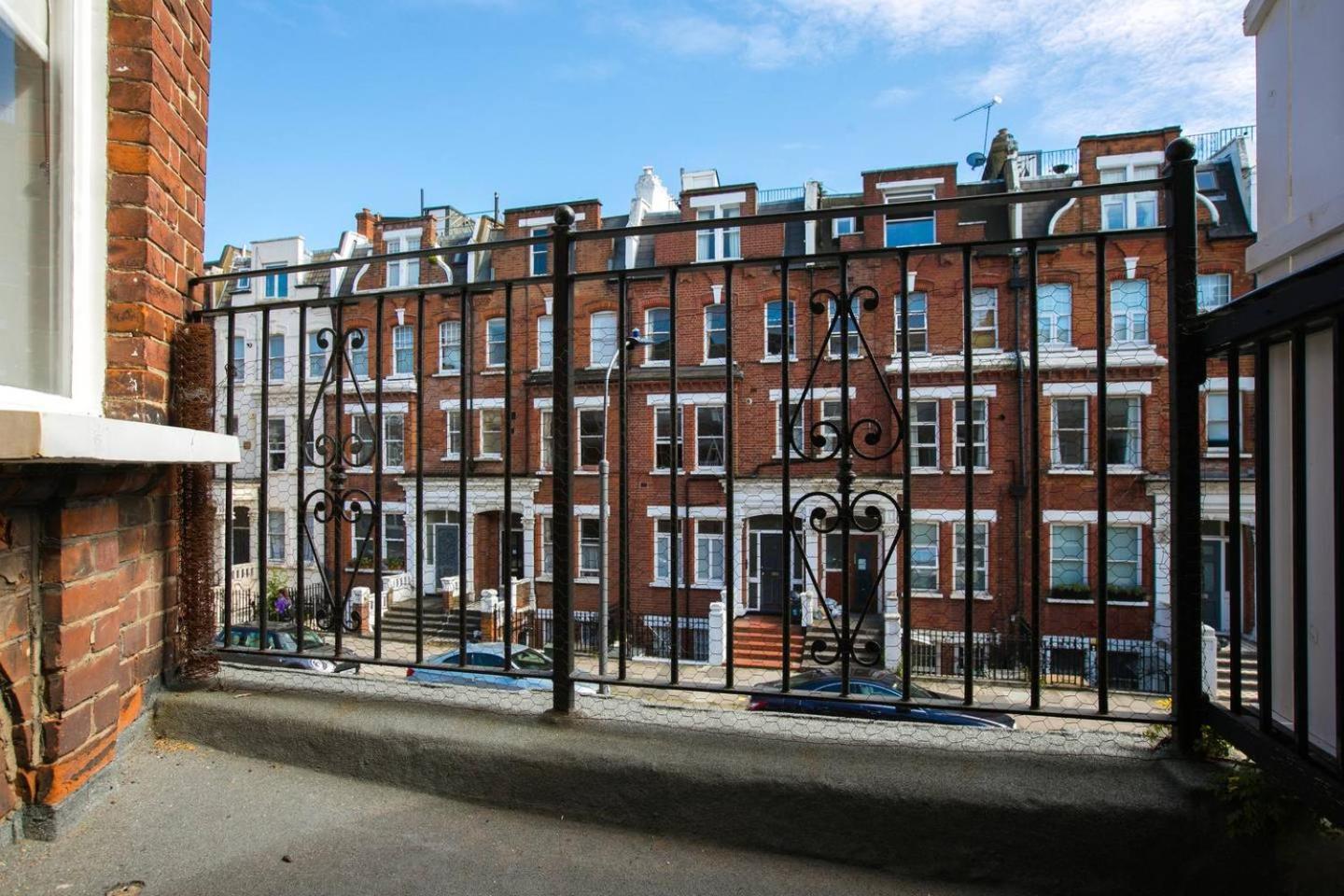 Guestready - West Kensington Home W/Balcony ลอนดอน ภายนอก รูปภาพ