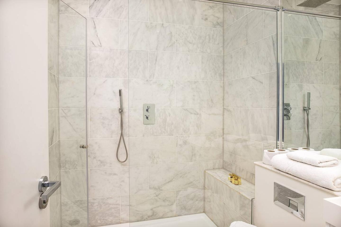 Guestready - West Kensington Home W/Balcony ลอนดอน ภายนอก รูปภาพ